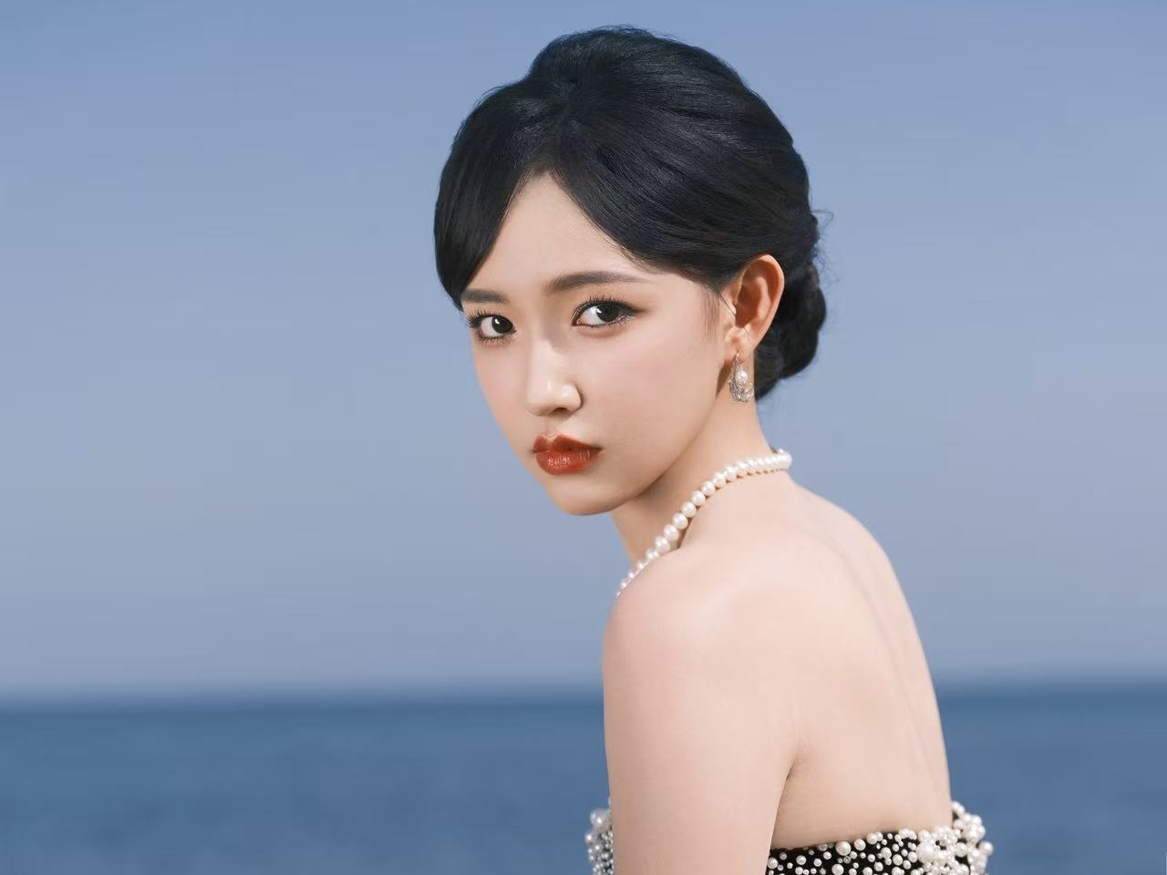 程潇穿抹胸裙 性感慵懒宛如盛开的黑色玫瑰