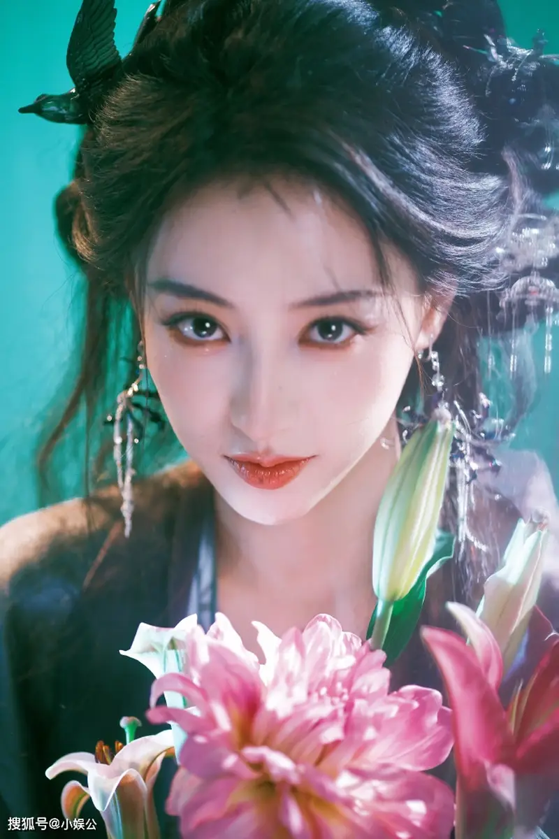 胡连馨绝美生辰照：中戏女状元，颜值和体态都是满分啊！
