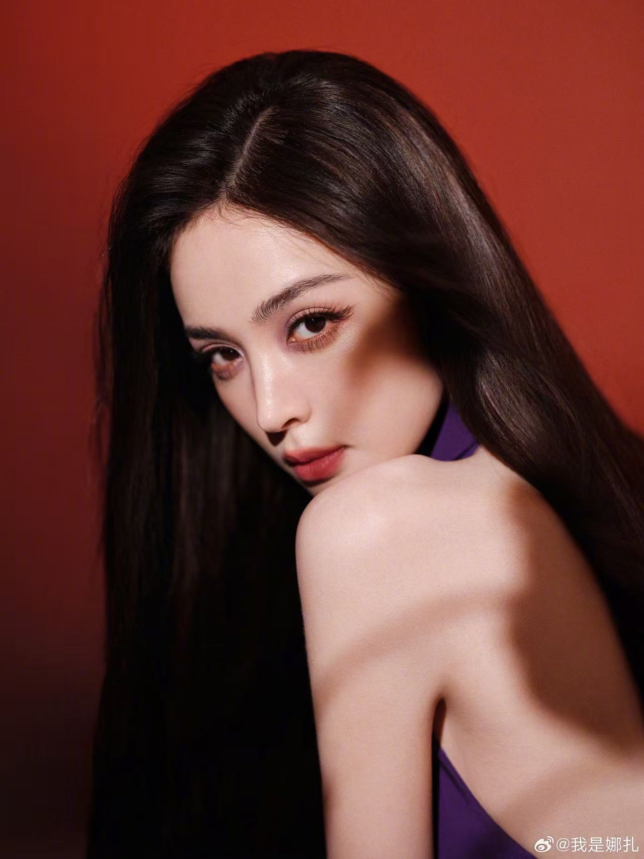 娜扎穿紫色露背裙 肌肤白皙美貌养眼