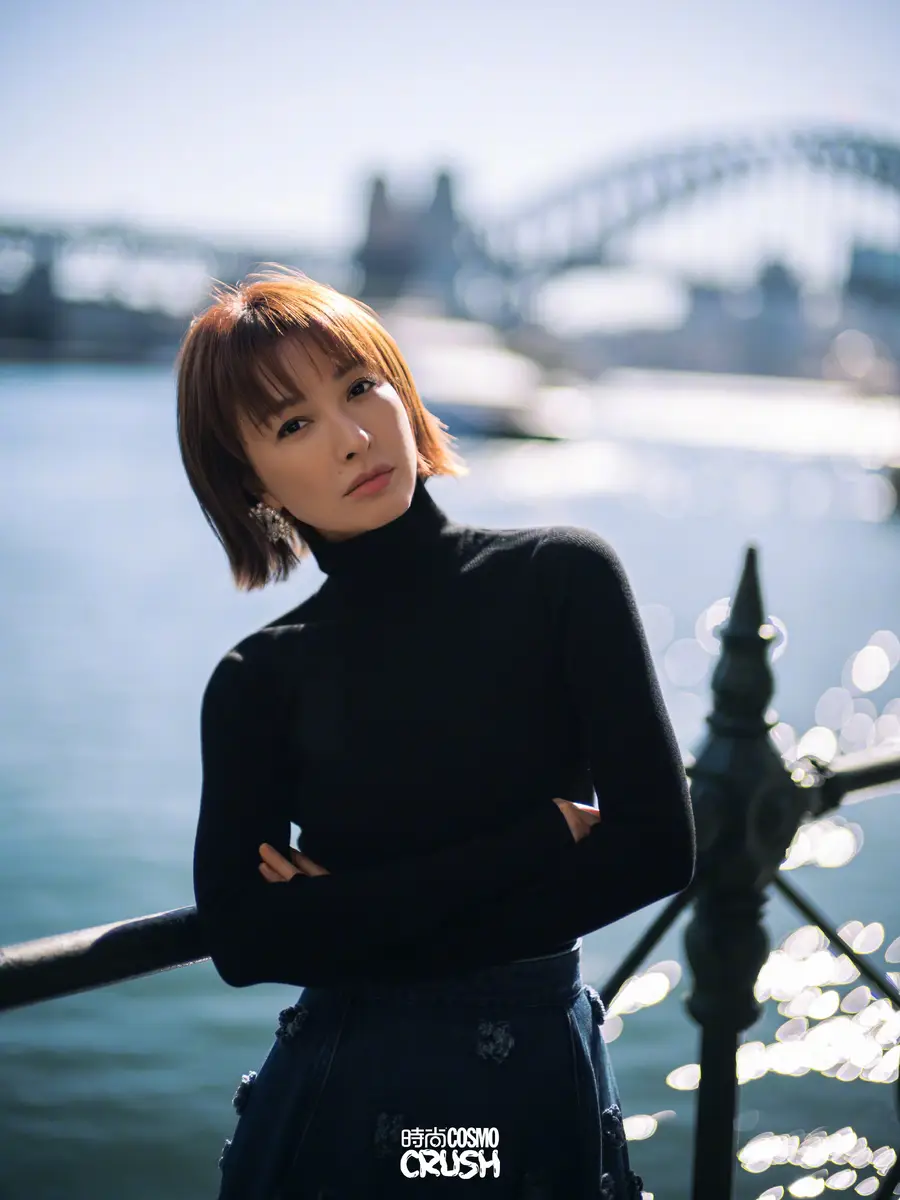 吴昕穿浅蓝色长裙侧卧长椅上 及耳短发干练松弛