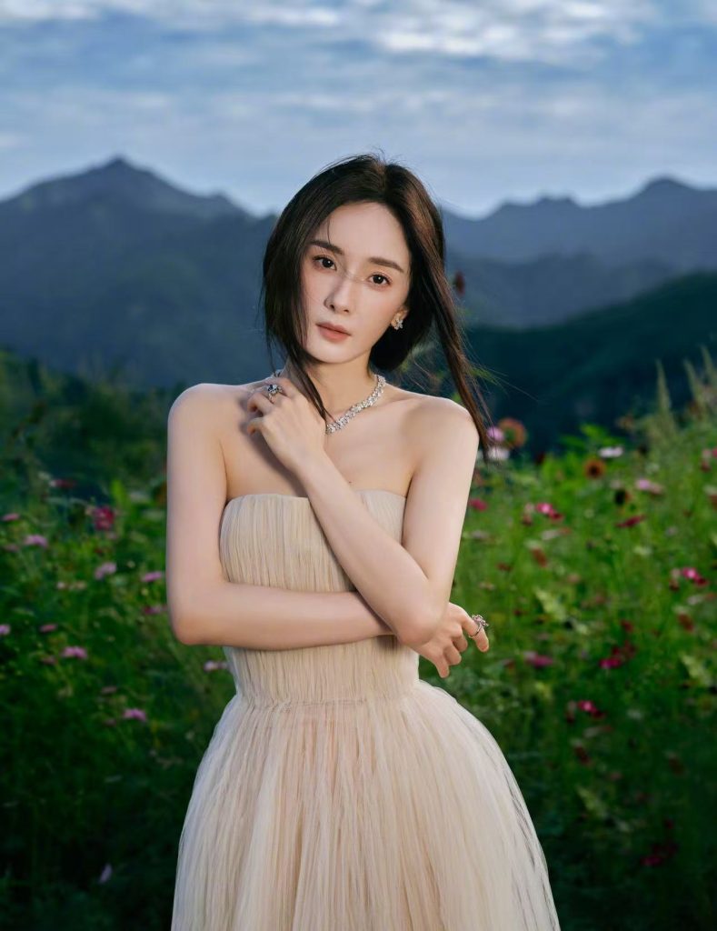 杨幂穿白色抹胸长裙身材窈窕