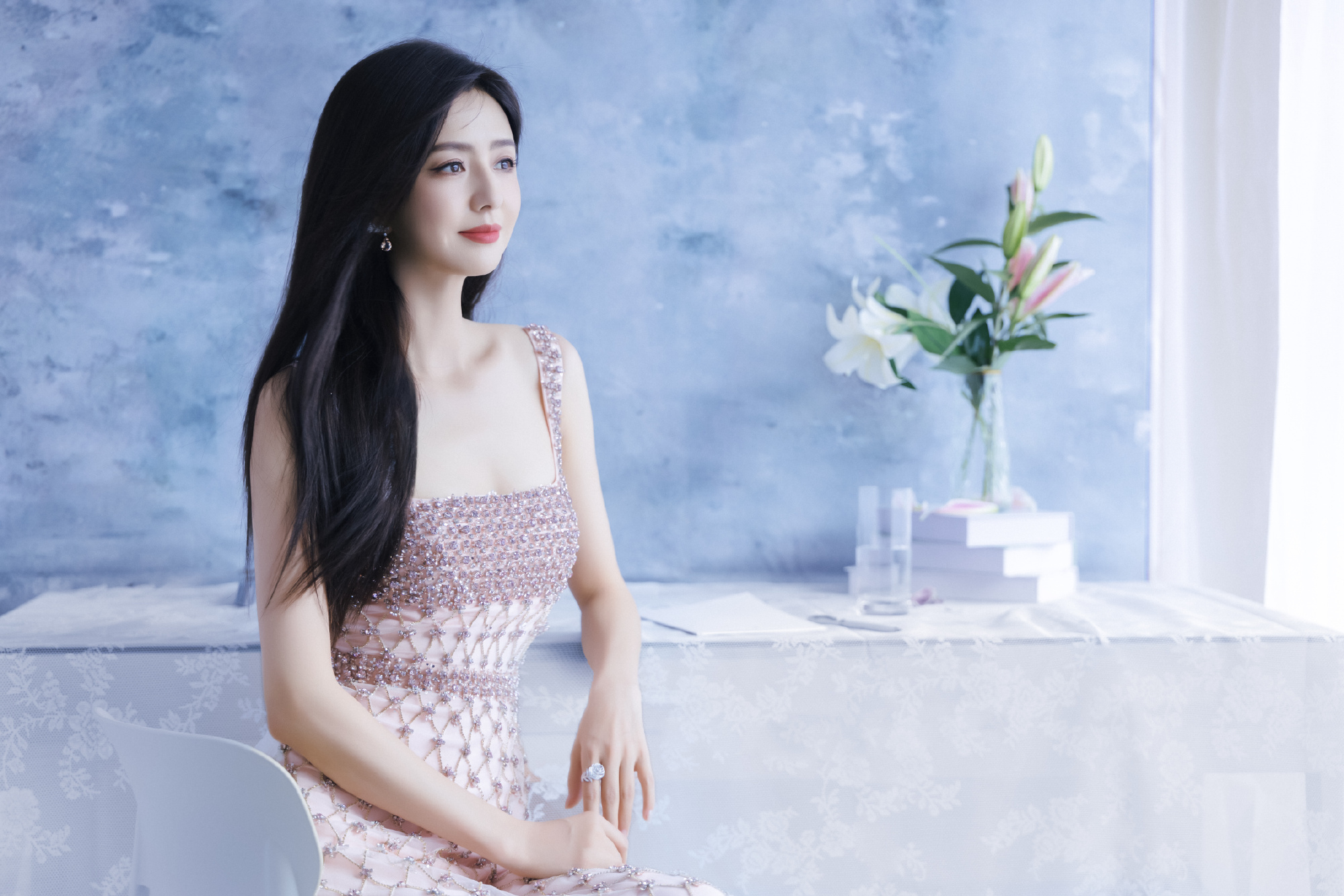 佟丽娅穿亮片裙勾勒完美身材 气质温婉迷人