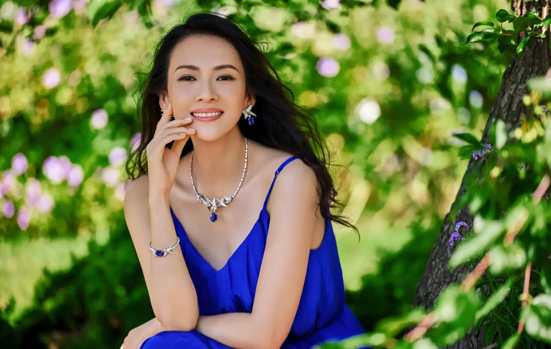章子怡漫步美国橡树泉花园 穿蓝色吊带裙优雅迷人