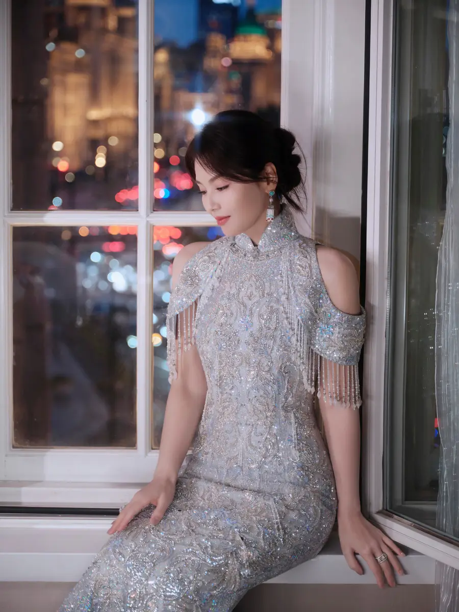 刘涛穿银紫色流苏旗袍优雅大气！尽显东方美人的温婉与自信
