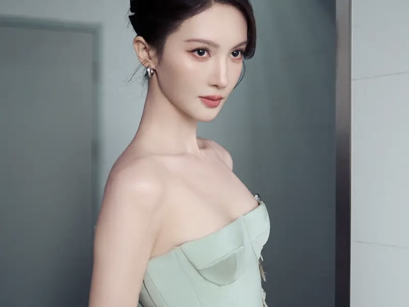 金晨穿浅绿色抹胸搭配盘发造型 身材纤细气质温婉