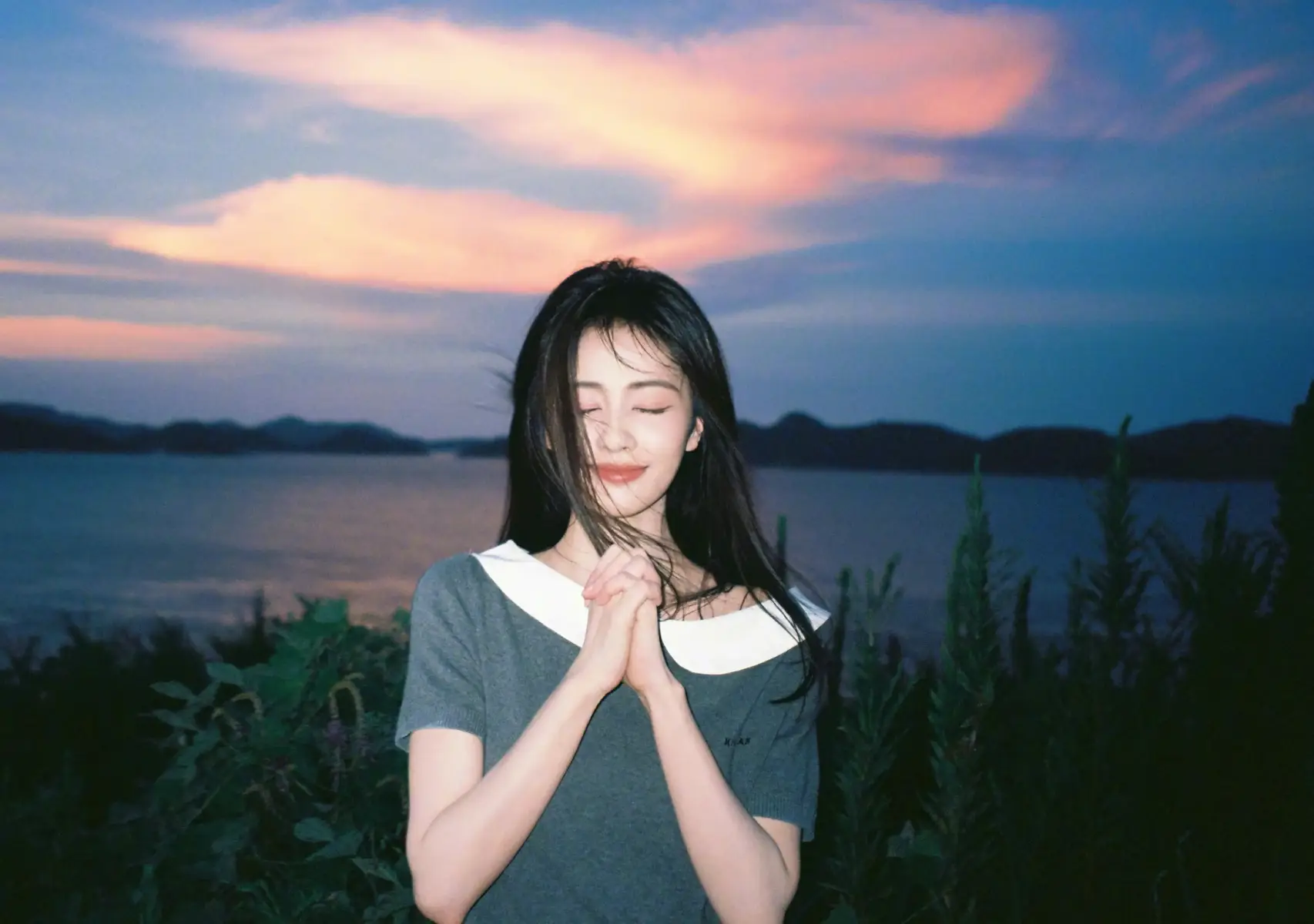 白鹿晒31岁生日美照 双手合十许愿俏皮可爱
