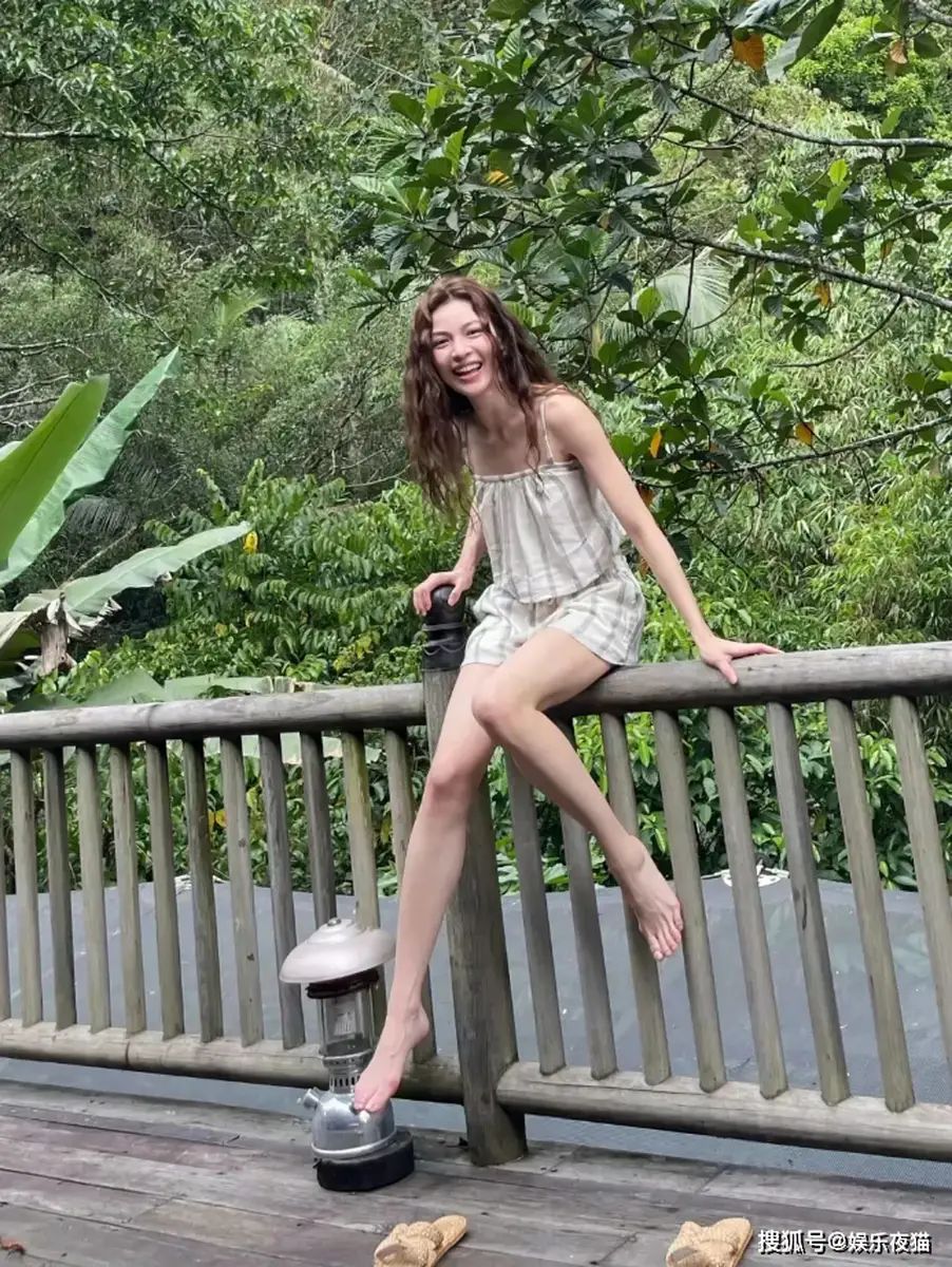 钟楚曦一袭吊带短裤造型随性中尽显女神气质
