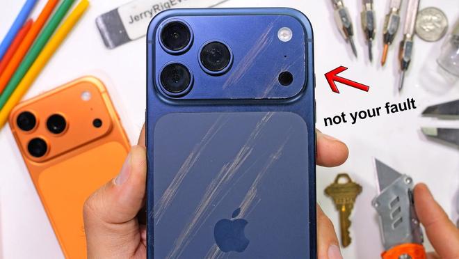 苹果 iPhone Air 与 17 Pro 抗弯不抗摔，跌落仍易碎屏