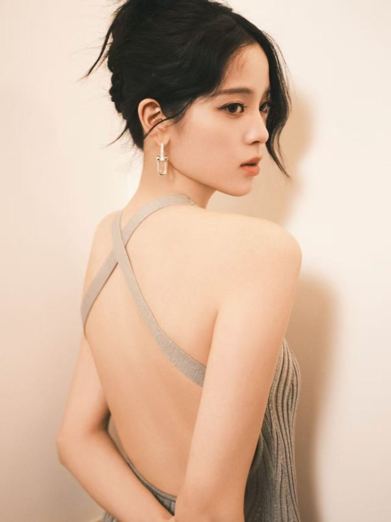欧阳娜娜穿灰色露背裙性感迷人