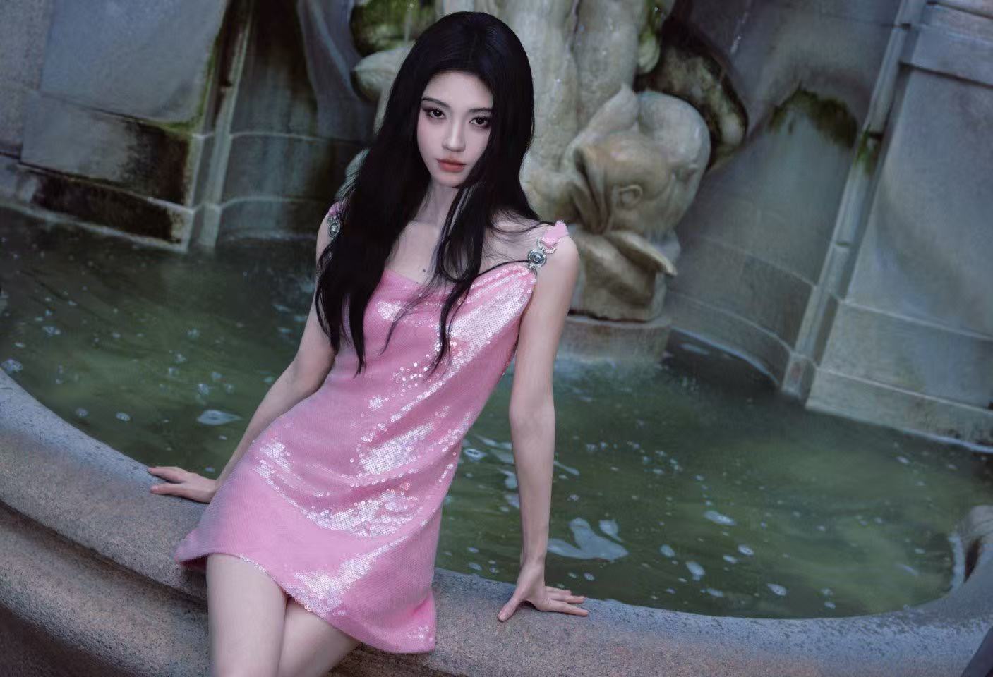 鞠婧祎穿粉色吊带裙身姿曼妙 回眸妩媚动人