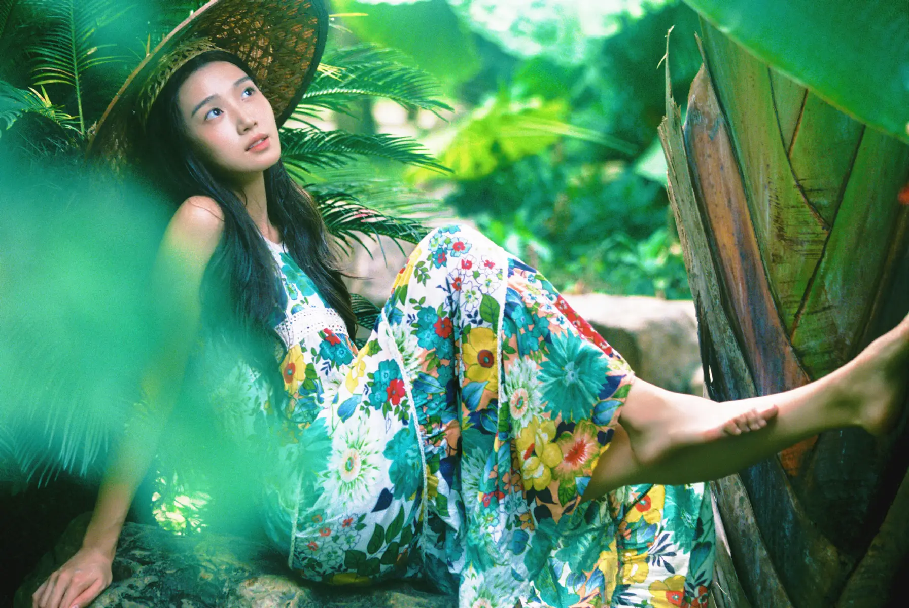 卢昱晓带斗笠在林间漫步 妆容干净又纯又欲