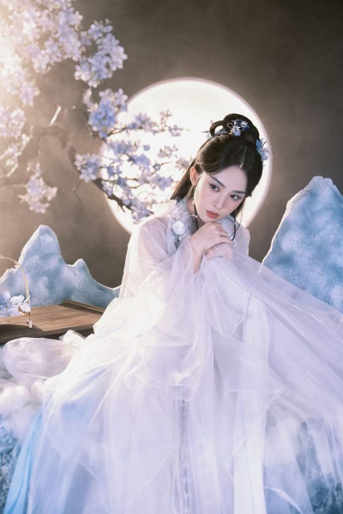 娜扎穿白色轻纱装清雅迷人 宛若仙女