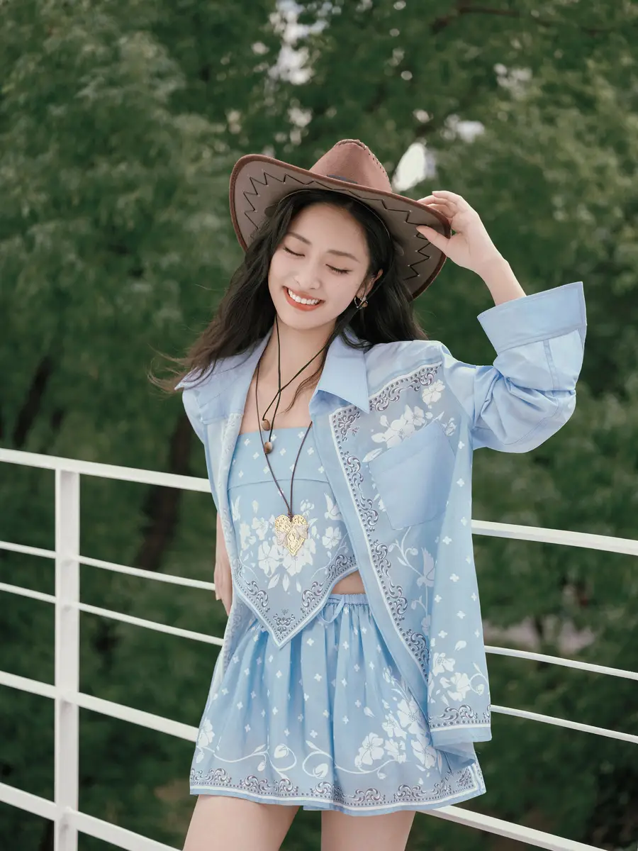 沈月穿牛仔套装自由潇洒 风中浅笑散发浓浓生命力