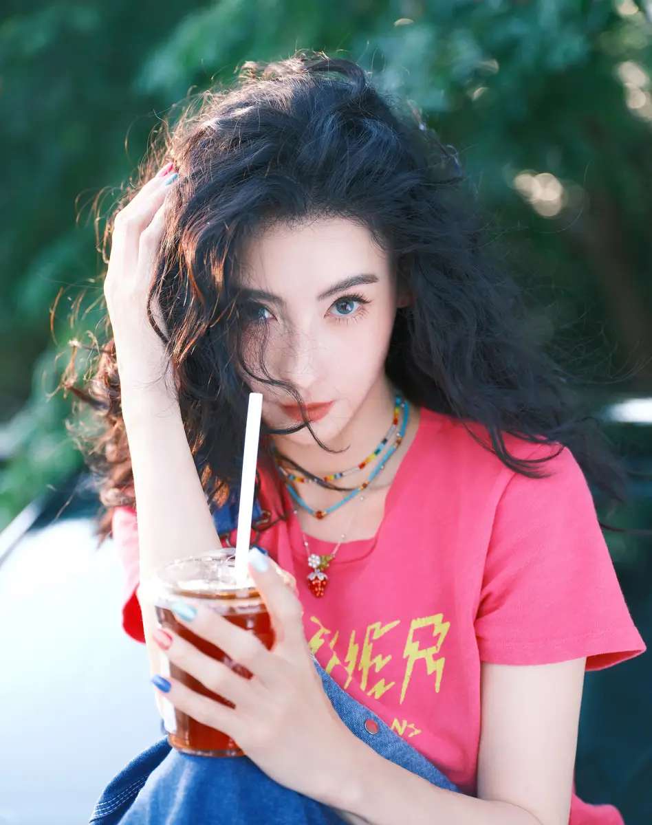 张柏芝穿红色上衣搭配背带裤活力满满 手拿饮品随性甜美