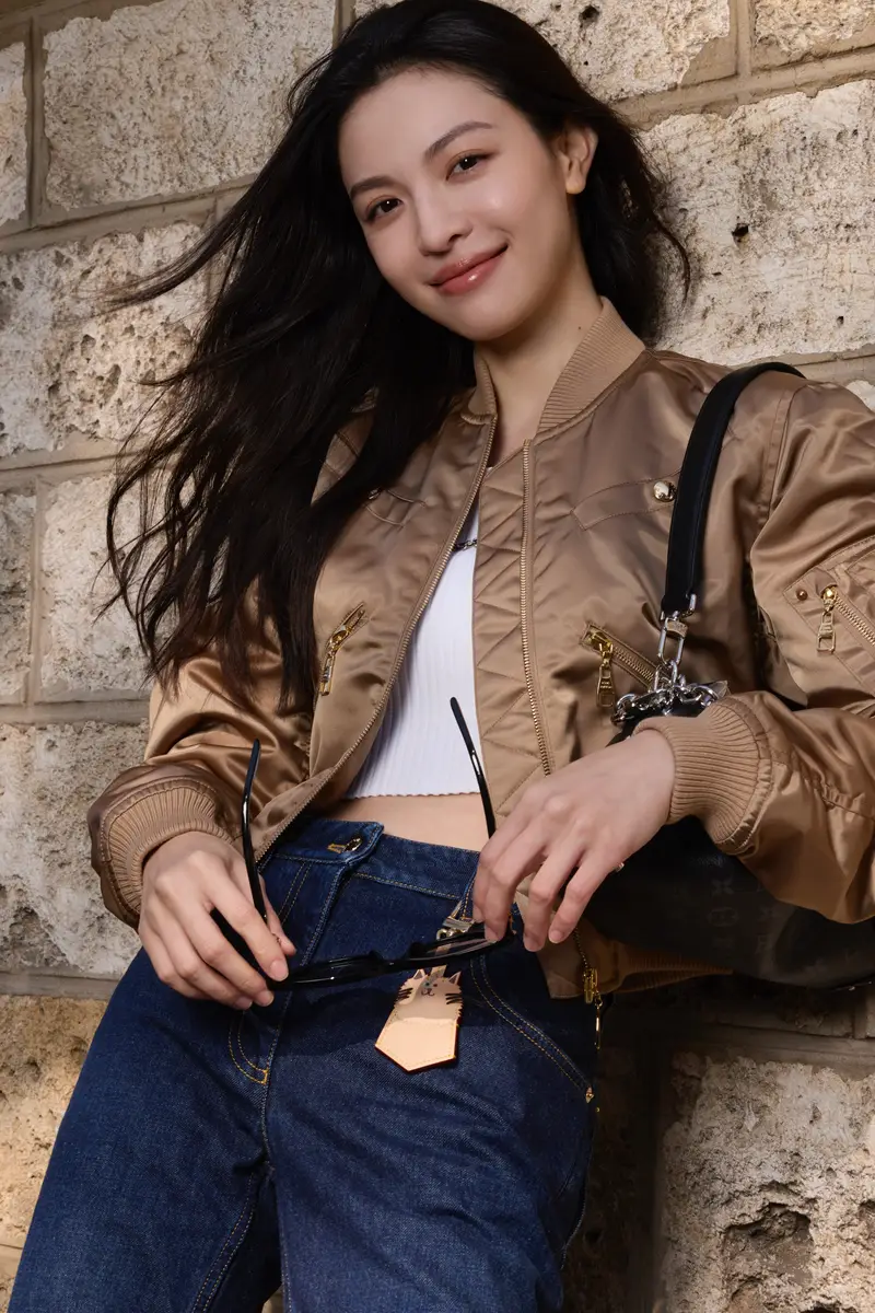 钟楚曦街头美图释出 美拉德风简约穿搭明媚又高级