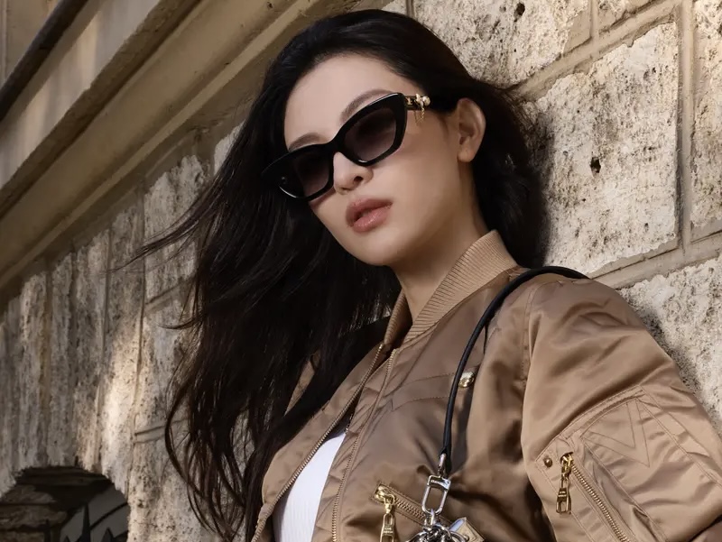 钟楚曦街头美图释出 美拉德风简约穿搭明媚又高级