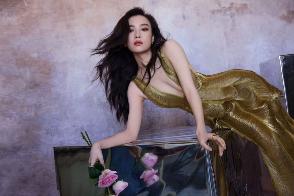 倪妮穿金色深V长裙美艳魅惑 曲线曼妙诱人