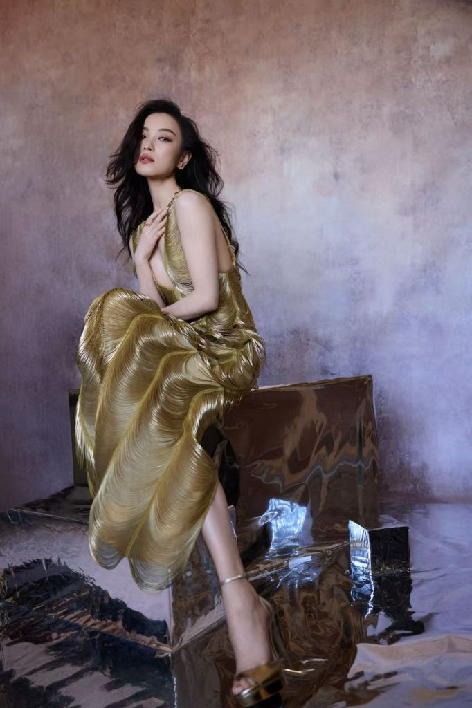 倪妮穿金色深V长裙美艳魅惑 曲线曼妙诱人