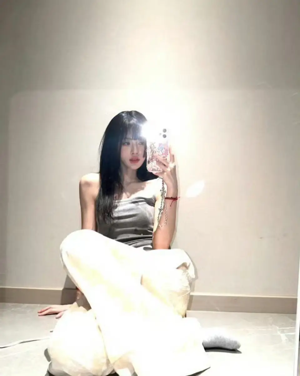 鞠婧祎抹胸陪长裤休闲感十足 对镜自拍五官精致