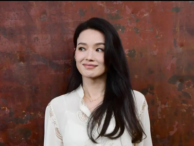 舒淇亮相第17届卢米埃尔电影节 白衬衫搭配黑西装裤简约高级