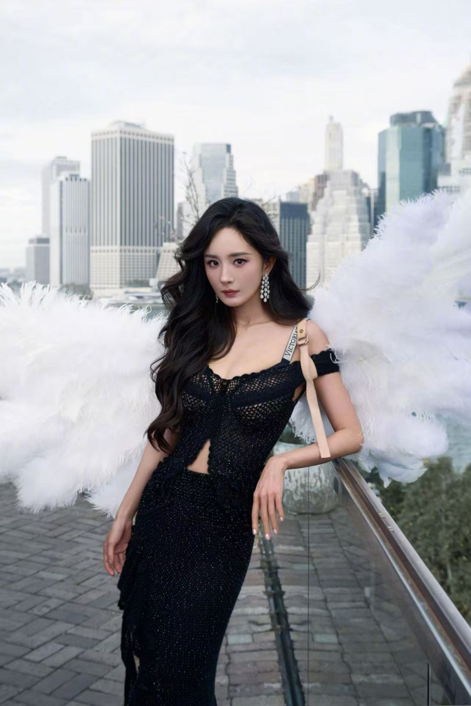 杨幂穿露肩黑裙 身背羽毛翅膀宛如天使