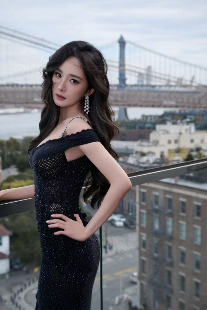 杨幂穿露肩黑裙 身背羽毛翅膀宛如天使