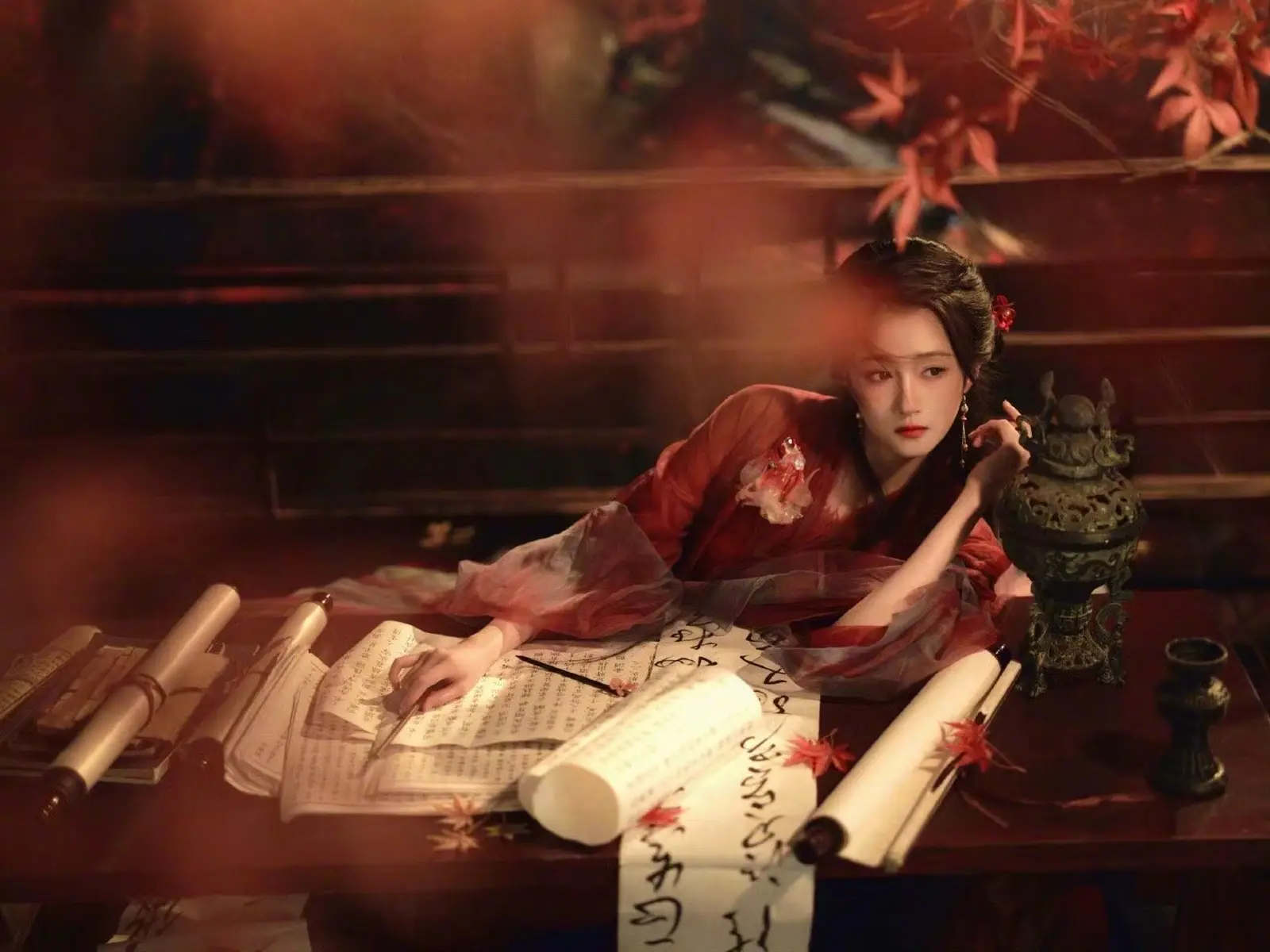关晓彤身穿红色古风长裙宛如侠女 手提灯笼美得好突出