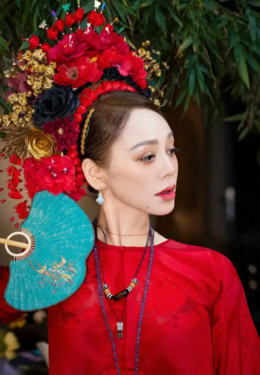 宁静戴簪花娴雅大气 手拿墨蓝色扇子轻轻舞动