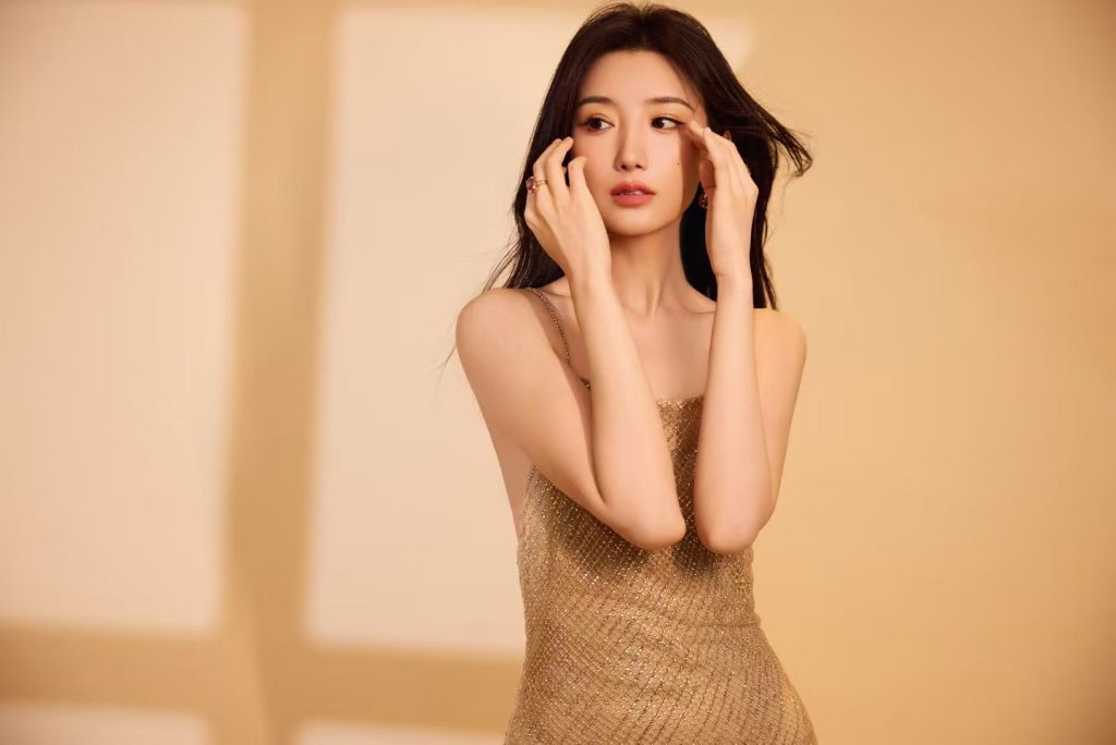 毛晓彤穿露背吊带裙曲线迷人