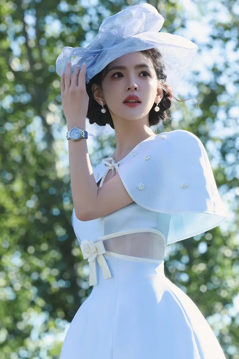 章若楠身穿白色长裙化身民国千金 抚摸小马动作温柔