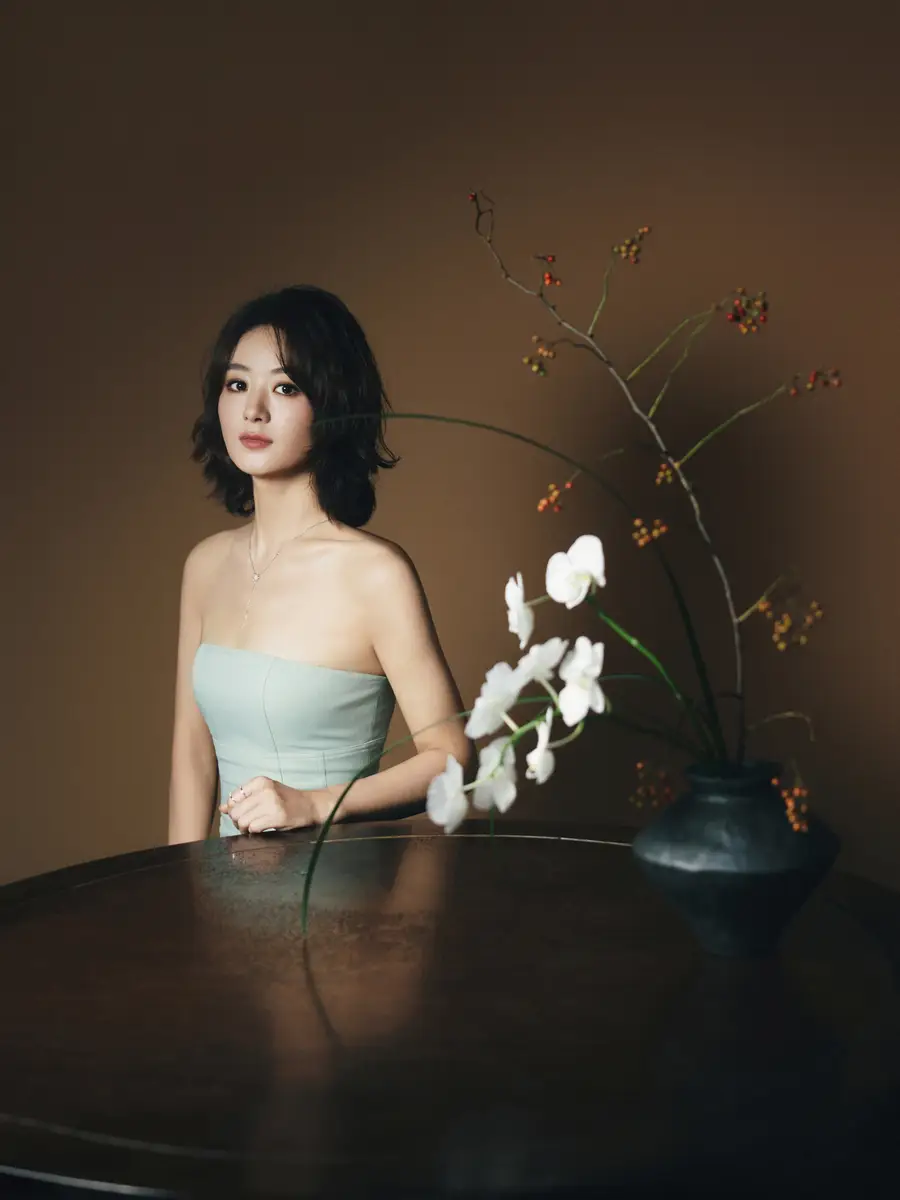 赵丽颖穿浅蓝抹胸裙温婉典雅 短发造型韵味十足