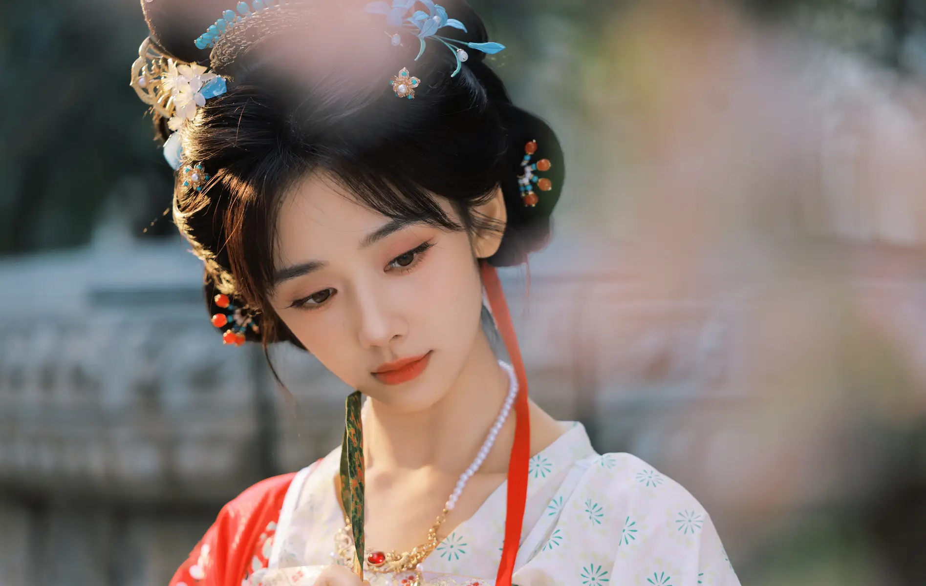 王影璐披毛绒披风少女感十足 手拎果篮活泼灵动
