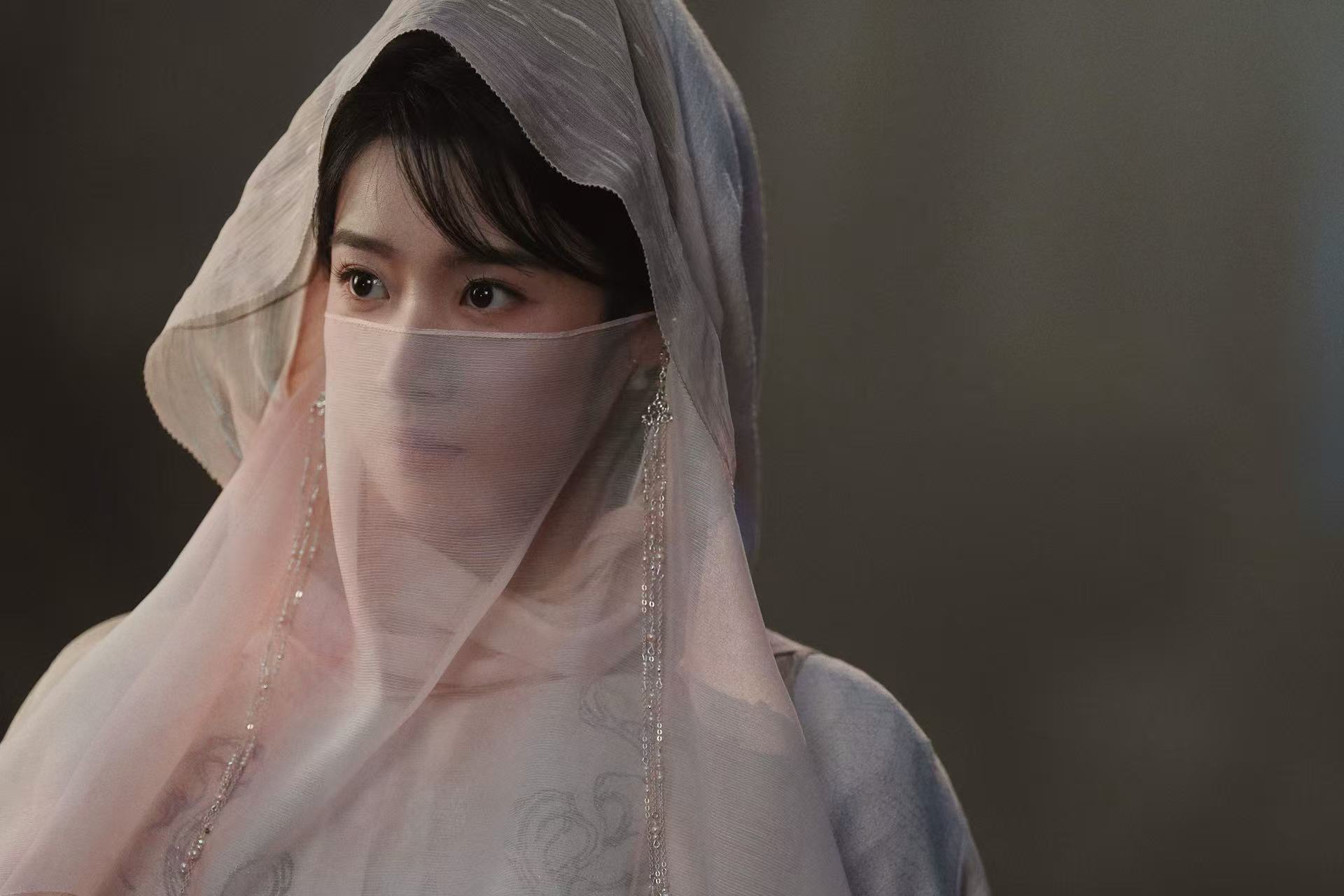 卢昱晓戴白色面纱清冷神秘
