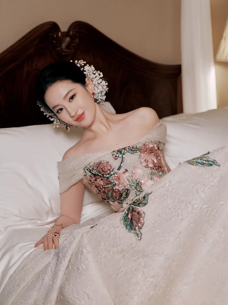 刘亦菲穿抹胸礼服优雅温婉 公主风盘发尽显贵气慵懒