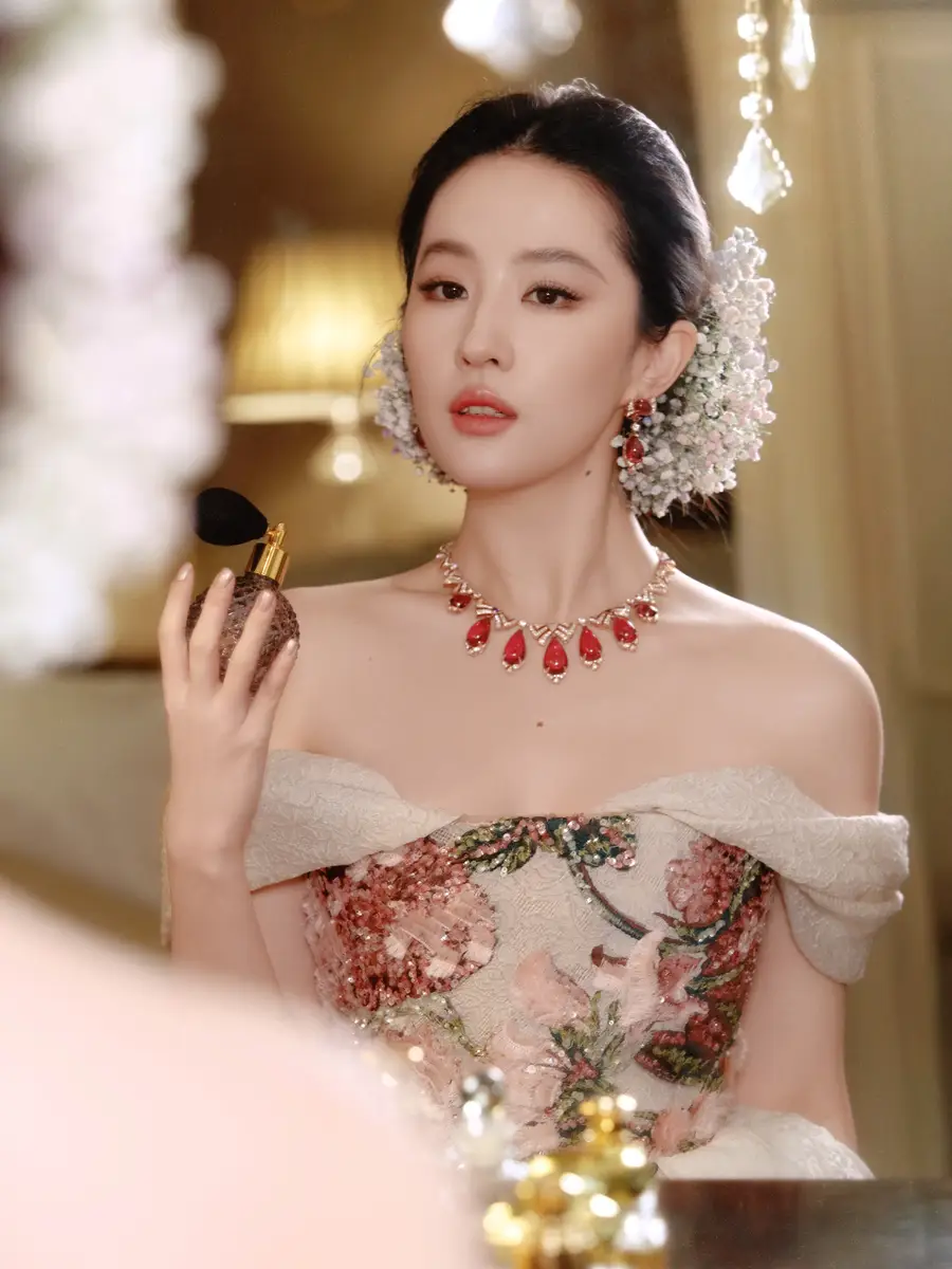 刘亦菲穿抹胸礼服优雅温婉 公主风盘发尽显贵气慵懒