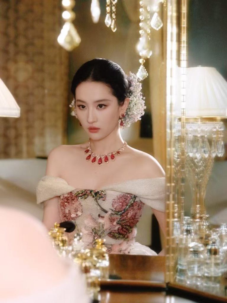 刘亦菲穿抹胸礼服优雅温婉 盘发尽显贵气