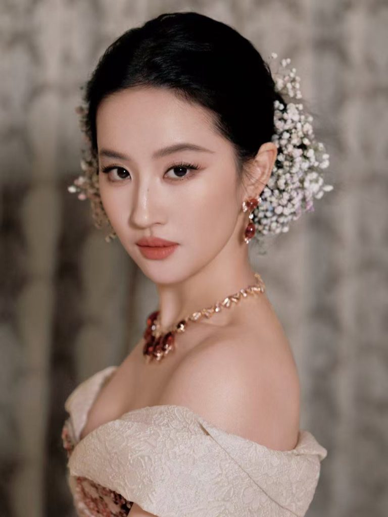 刘亦菲穿抹胸礼服优雅温婉 盘发尽显贵气