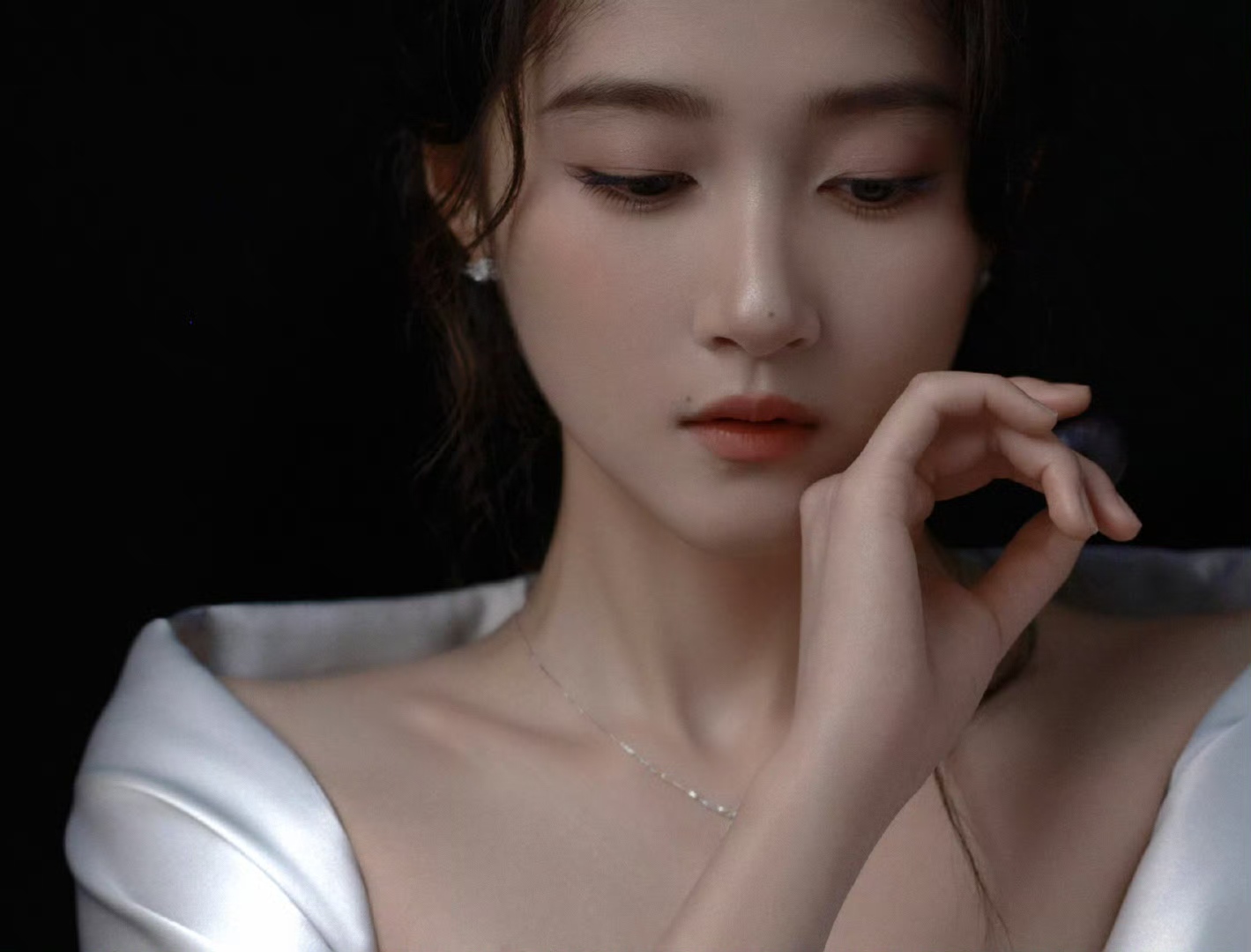 关晓彤身着银灰色缎面长裙尽显温婉华贵
