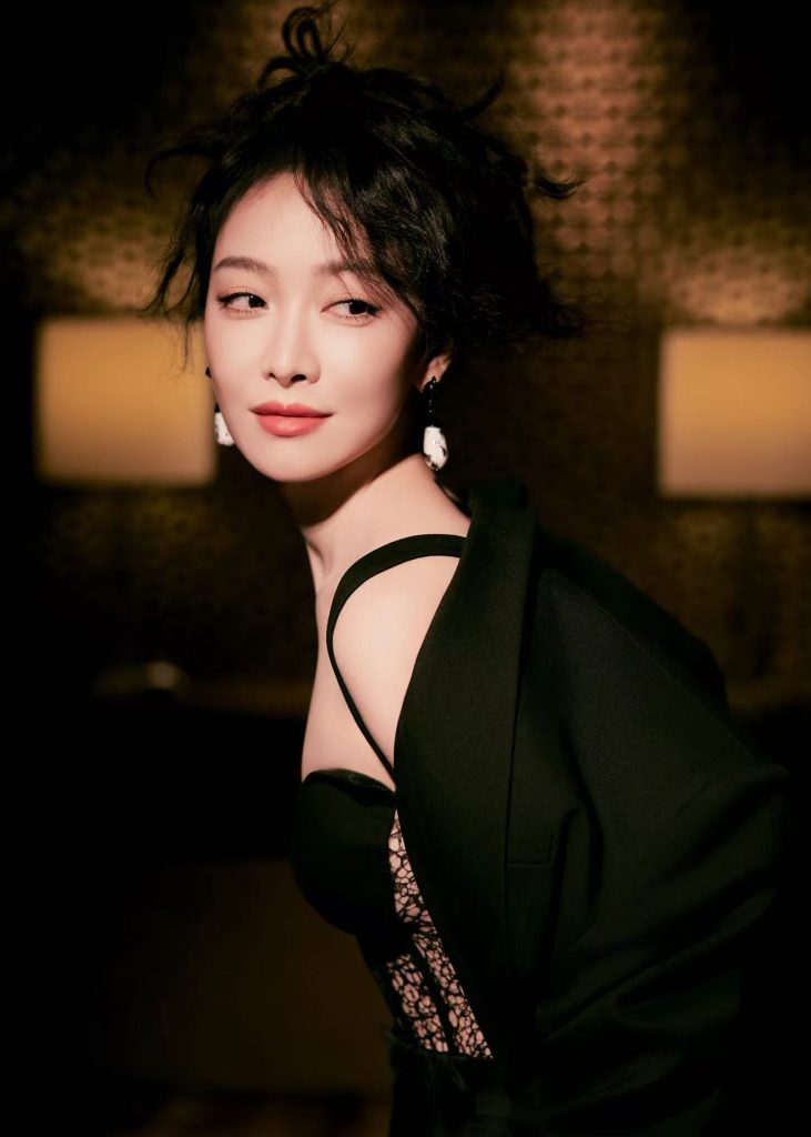 宋茜穿黑色蕾丝胸衣又美又飒