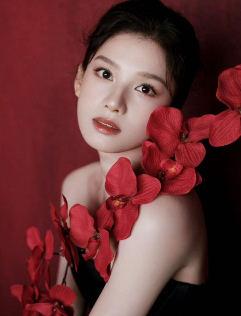 张婧仪黑裙配红花大气又灵动