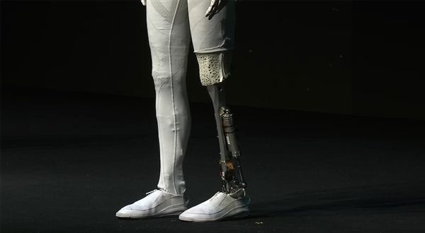 小鹏机器人IRON官宣首次线下互动！曾被质疑是真人假扮 让何小鹏扒衣验身