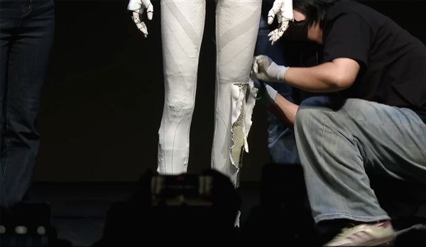 小鹏机器人IRON官宣首次线下互动！曾被质疑是真人假扮 让何小鹏扒衣验身
