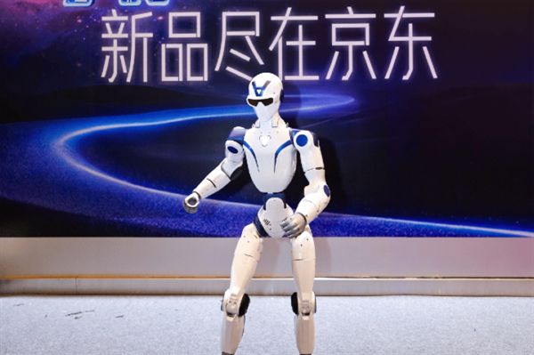 全球首款！宇树京东定制人形机器人亮相