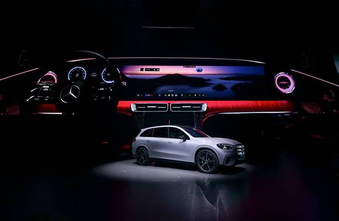 奔驰全新纯电 GLC 转型 AI,新版型同步开启预售,29.99 万元起