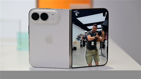 苹果年度理财产品！iPhone Duo黄牛加价1.2万元：首发当天就能拿货